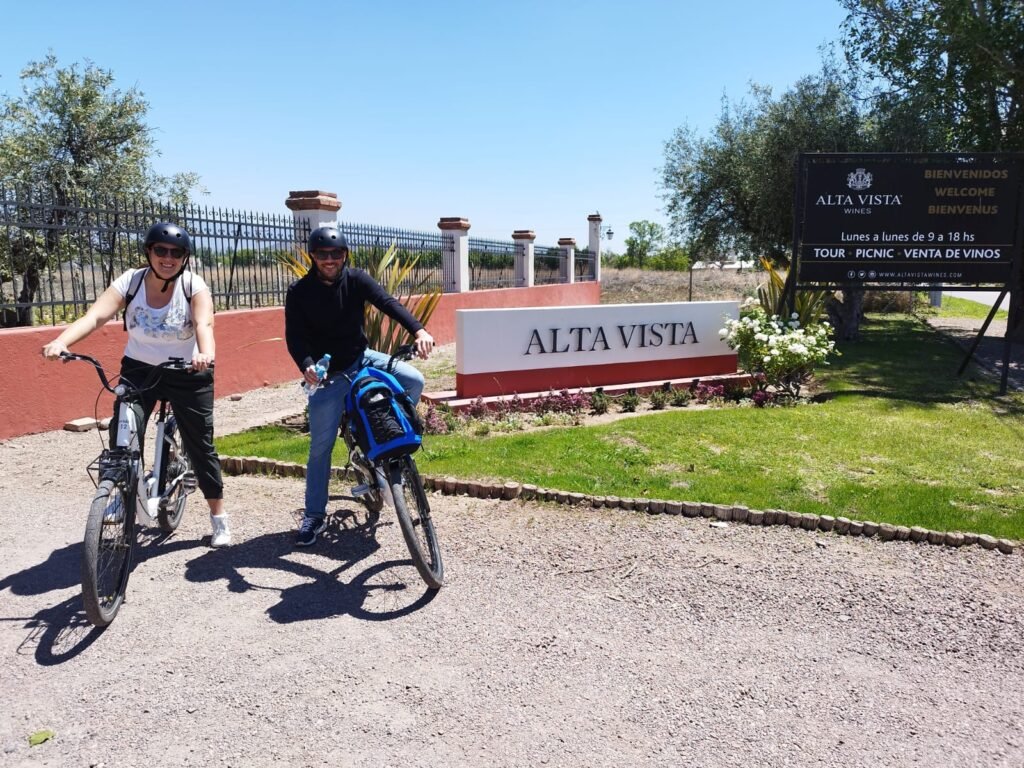 E-bikes por bodegas en Chacras de Coria | Alta Vista | Lauke Tours