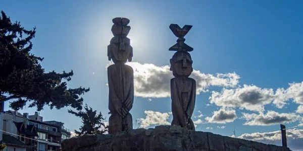 Pueblos originarios - Estatuas - Lauke Tours